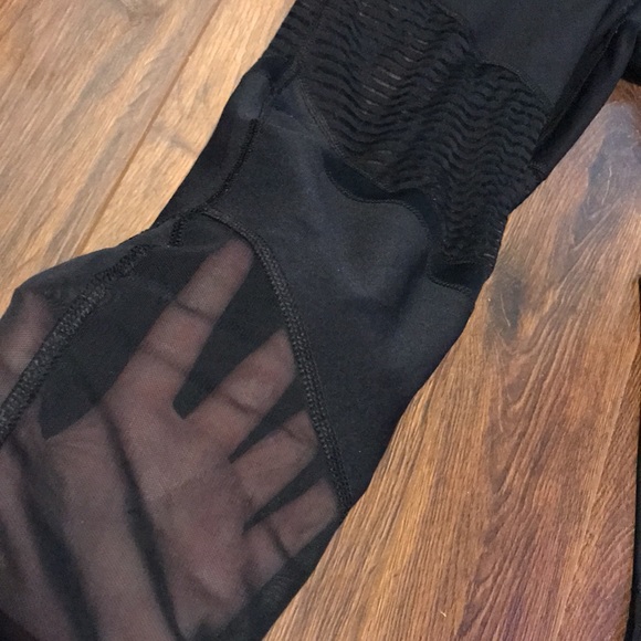 Black leggings capris with see-through details - Picture 3 of 4